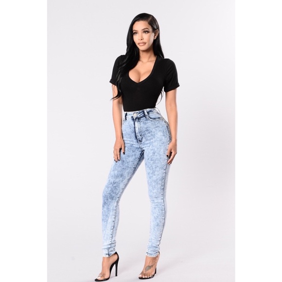 light wash jeans outfit women's